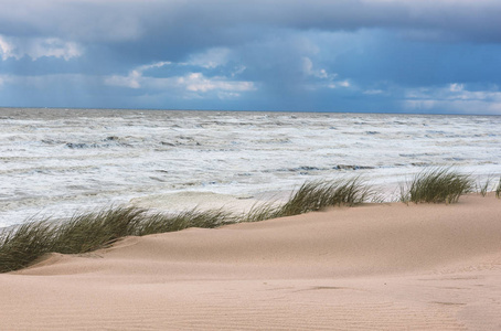 风暴在沙丘和海自然风景背景图片
