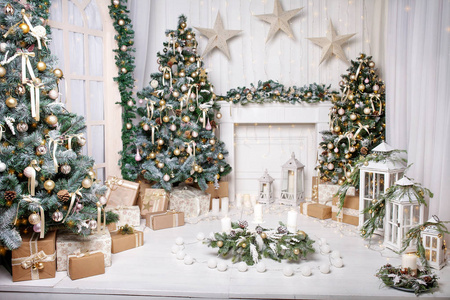 圣诞装饰。圣诞树装饰和度假屋。新年的内部与在白色色调的冷杉树