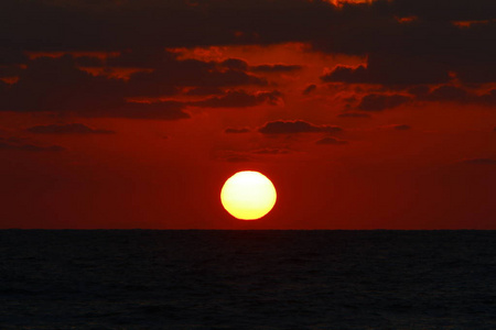 太阳在地中海的地平线上落下, 结束了一天。