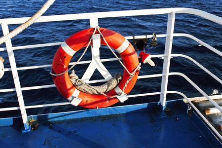 关于渡轮, 救援带, 埃伊纳岛, 雅典地区, 希腊的详细信息