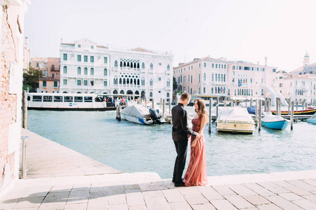 情侣在威尼斯蜜月时摆在海滨图片