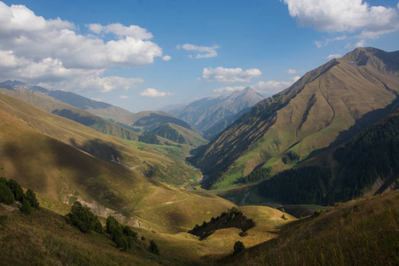 吉尔吉斯斯坦山水景观。绿草在山谷景色。山全景