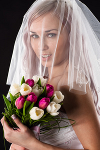 一束郁金香带面纱的新娘画像