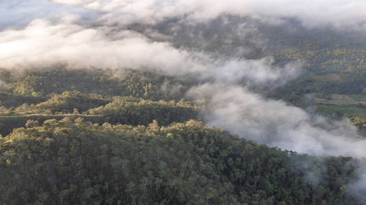 晨雾景观与山层在泰国北部。鸟瞰。在美丽的云朵中飞越高山。空中摄像镜头