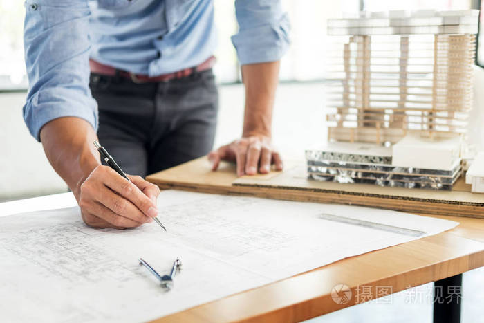 工程师手工绘制蓝图与建筑师设备, 建筑师在桌子上工作