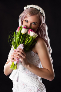 新娘穿着婚纱，嗅到的婚礼花束