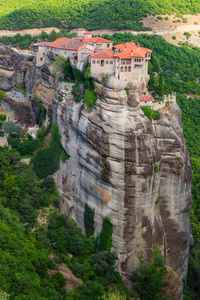 Varlaam 大修道院在米特奥拉, 塞萨利, 希腊的高岩石。垂直图像