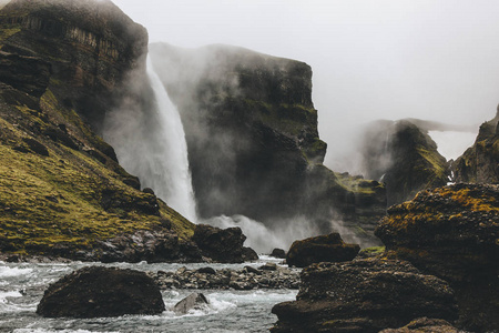 美丽的冰岛风景与 Haifoss 瀑布在薄雾天
