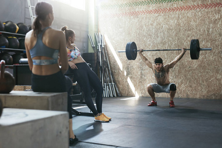 运动。Crossfit 运动体操运动员