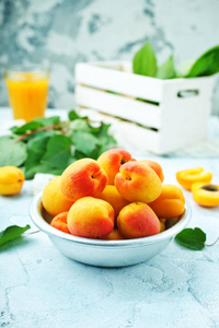 桌上碗里新鲜成熟的杏