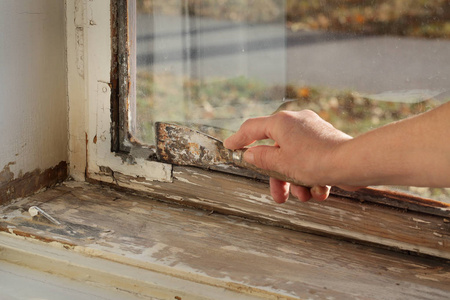 工人去除油窗玻璃腻子使用腻子刀工具, 旧窗口修复