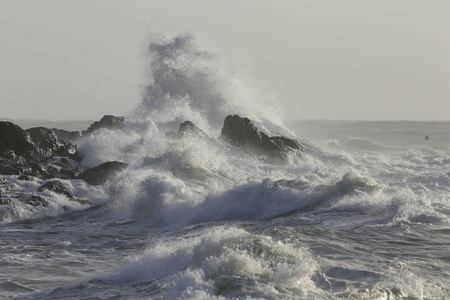 来自葡萄牙北部海岸的浪覆盖岩石