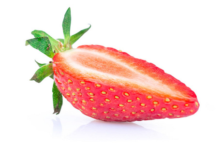 新鲜草莓片在白色背景下分离, 水果概念