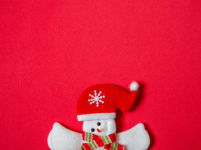可爱的快乐雪人戴着圣诞老人帽子在红色背景与复制空间。圣诞节极简主义背景概念