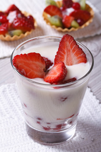 在玻璃和水果馅饼的新鲜草莓酸奶