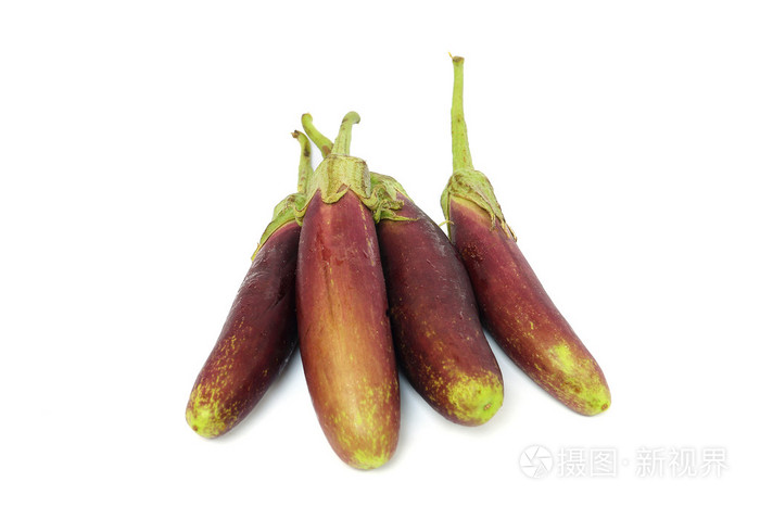 孤立的白色背景上的紫色茄子