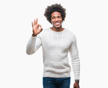 非裔美国男子在孤立的背景微笑积极做 ok 标志与手和手指。成功表达式