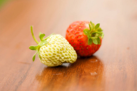 白色和红色的草莓躺在阳光下。美味甜美的甜点浆果。维生素。为您的设计