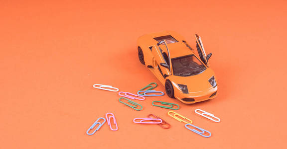 玩具橙色车, 橙色背景。运, 特写镜头