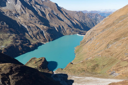 秋季远足到大维斯巴赫峰在 glocknergruppe hohe tauern 在奥地利从卡普伦周围 mooserboden 水