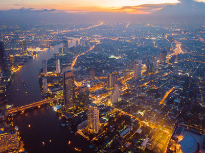 曼谷市中心 chao phraya 河鸟图。亚洲智慧城市的金融区和商业中心。晚上的摩天大楼和高层建筑