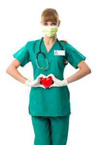 女性外科医生抱着一颗红色的心