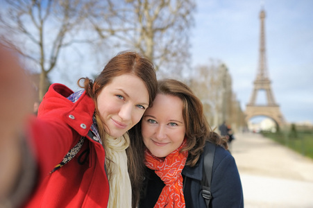 在埃菲尔铁塔附近的两个女人以自拍照