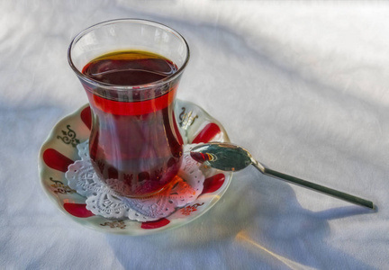 传统土耳其茶, 茶杯, 茶托和勺子