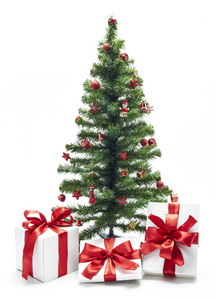 圣诞树与红色装饰, 礼品盒在白色背景, 圣诞节概念室内房间