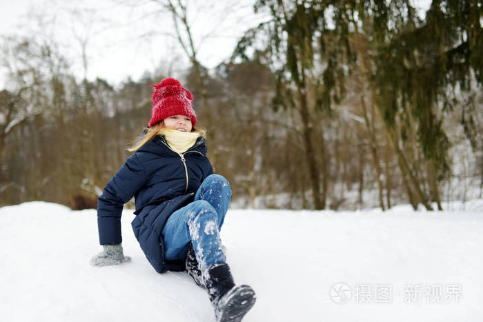 快乐的孩子在雪地里玩耍.儿童冬季活动