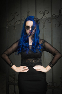 摇滚时尚女孩与蓝色的头发在一个城市斯特里