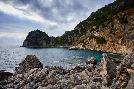 美丽的海景与绿松石水, 悬崖和大海。阳光明媚温暖的热带天气。在地中海旅行的背景。希腊。欧洲