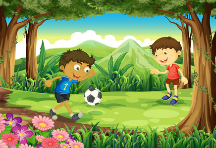与两个男孩在踢足球的一片森林