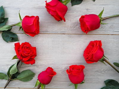 浪漫的背景与红玫瑰, 心脏在木桌上, 顶视图