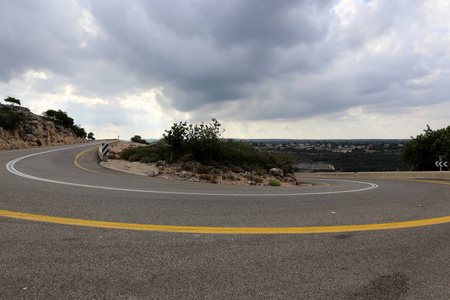 在以色列北部的山区道路