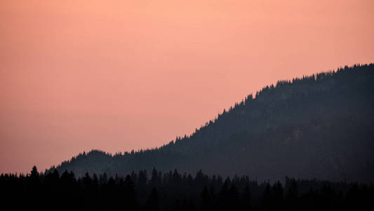 西部大兴安岭云雾森林全景图。Tatra 在朦胧的日落, 遥远的地平线。斯洛伐克在初秋