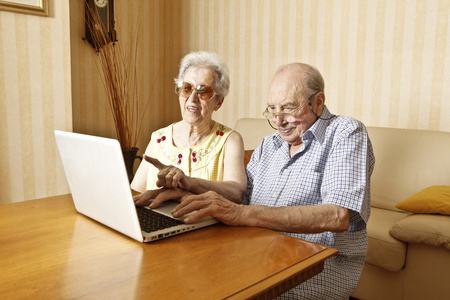老年夫妇与便携式计算机