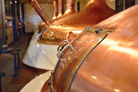 传统发酵铜桶啤酒酿造室内景观