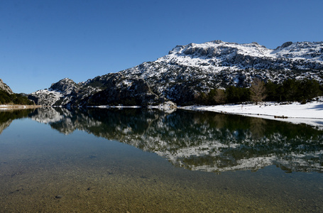 大雪在塞拉利昂 de Tramuntana 在马略卡岛，西班牙