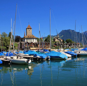 船在图恩湖岸边。城堡 Spiez, Bernese Oberland。瑞士