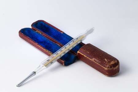 在白色背景上的水银温度计