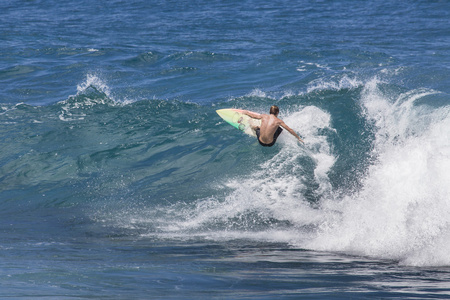 极端的冲浪者骑马巨型海浪在夏威夷