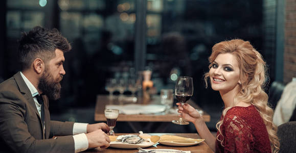 一对年轻夫妇在海鲜餐厅约会。爱情侣在餐厅玩乐