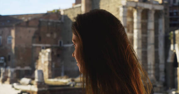 意大利美丽旅游妇女参观罗马广场的侧视图