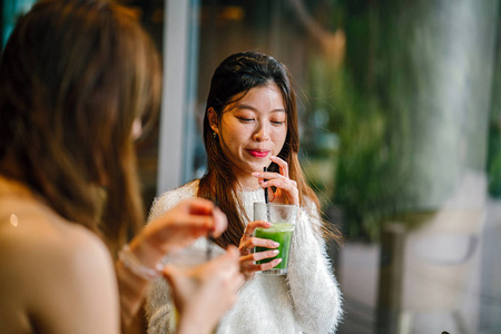 在咖啡厅讨论的年轻和有吸引力的妇女