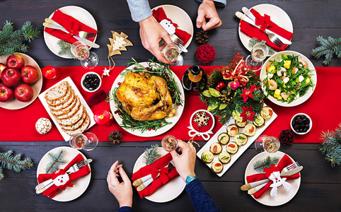 烤火鸡。圣诞大餐圣诞桌上有一只火鸡, 装饰着明亮的金属丝和蜡烛。炸鸡桌家庭聚餐。顶部视图