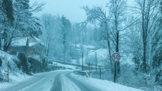 模糊的危险雪路冷灰色神秘图片
