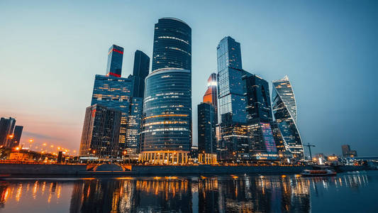 日落后莫斯科城市和莫斯科河全景。莫斯科新的现代未来摩天大楼城市国际商务中心