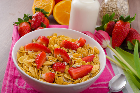 健康早餐脆玉米片加牛奶和水果图片