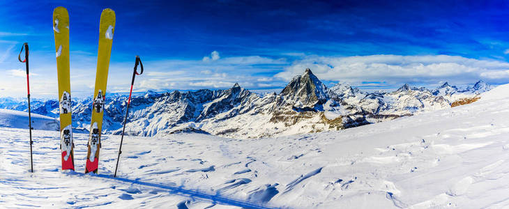 冬季滑雪, 高山和滑雪旅游越野设备上的雪山在阳光明媚的一天, 韦尔比耶瑞士